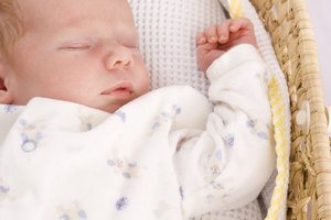 Los bebés recién nacidos pasan mucho tiempo durmiendo.