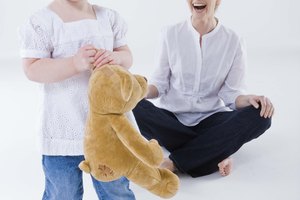 Darle a tu niño pequeño mucha atención positiva le ayuda a seguir las reglas.