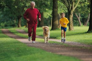 Correr en el parque y caminar con tu perro es una gran manera de cambiar la rutina y hacerla más divertida.