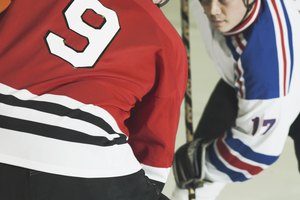 La mayoría de los jugadores de hockey colocan su mano dominante en la parte superior del palo.