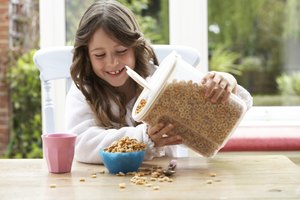 Los niños deben aprender cuándo dejar de verter para que el contenedor no se desborde.