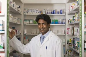 Jupiterimages/Polka Dot/Getty Images Pharmacy assistants take a variety of courses covering both pharmacology principles and pharmacy operations.
