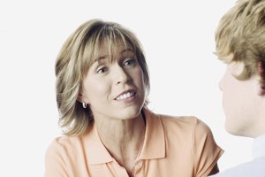 Los padres deberían guiar, y no meterse, cuando se trata de problemas relacionales.