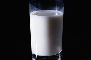 La caseína es una proteína hallada en la leche.