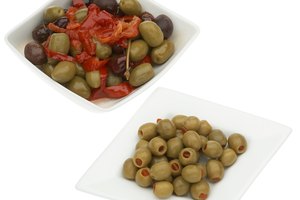 Añade las aceitunas negras o verdes picadas a tus sopas y guisos preferidos.