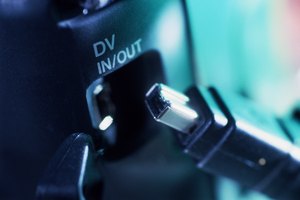 Busca en tu DVR algun puerto Firewire si tu disco duro es compatible.