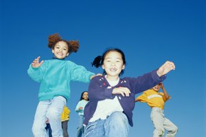 Un juego de etiquetas le brindará a un grupo de niñas un rápido pero efectivo ejercicio.
