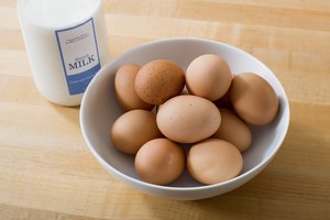 Huevos y leche sobre una encimera.