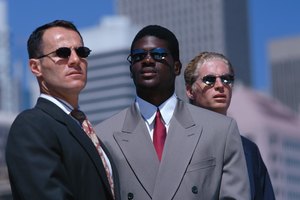 Elige unas gafas para el sol que complementen la forma de tu rostro, se ajusten a tus necesidades y hablen de tu estilo personal de la moda.