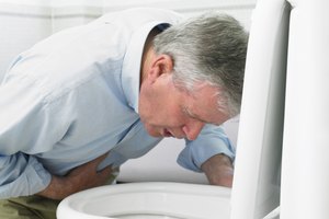 Algunos síntomas de la insuficiencia renal aguda son la resequedad de boca, náuseas y vómitos.