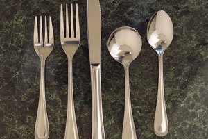 Si los cubiertos son de plata maciza o sólo plateados habrá una gran diferencia en el valor de un juego de cubiertos.
