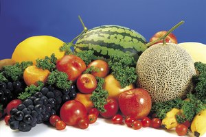 Las frutas y verduras contienen fibras que promueven la regularidad intestinal.