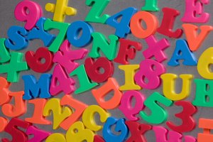 Las letras magnéticas se pueden pintar para que hagan juego con la decoración de la habitación de tu hijo y ser utilizadas para etiquetar los envases metálicos de almacenamiento.