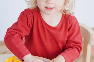 Tu hijo disfrutará esculpir y modelar con arcilla.