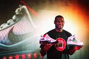 LeBron James presenta un nuevo diseño de zapatos firmados.