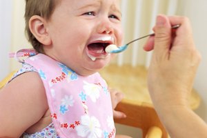 Un bebé con fiebre puede no tener ganas de comer.