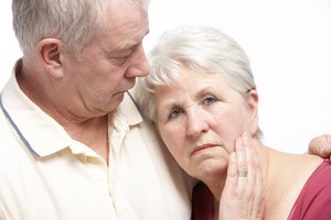 Si tu pareja padece Alzheimer, dale amor y platica mucho con ella.