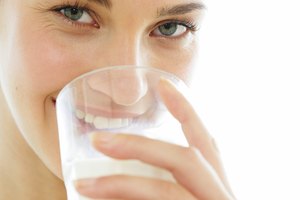 Seleccione productos lácteos bajos en grasa, como leche descremada o al 1 por ciento.