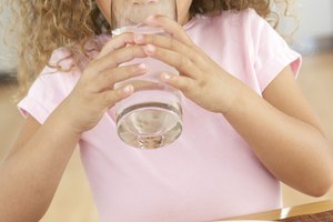 Un vaso alto con agua es una cura común para los niños con hipo.