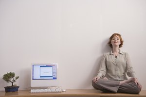 Apoya tu espalda contra una pared durante la meditación para una mayor comodidad.