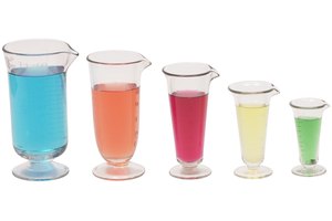 Colorantes de comida, agua y algunos artículos del hogar son todo lo que necesitas para comenzar a aprender.