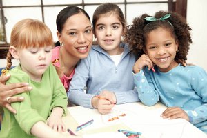 Muchas actividades de preescolar están dirigidas por la maestra.