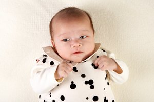 Un abrazo cálido y una sonrisa dulce pueden ayudar a asegurarle a tu hija de que no hay nada que temer.