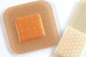 Las tiritas sirven para evitar infecciones cutáneas y proteger la herida del sol.