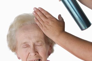 El rocío fijador para cabello se puede utilizar como sustituto del sellador en trabajos artísticos.
