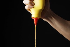 Trata las manchas de mostaza con prontitud para obtener mejores resultados.