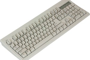 Enséñales que las teclas se utilizan para escribir letras y palabras que aparecen en la pantalla de la computadora.