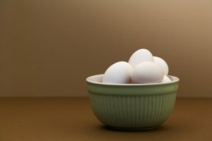 Imagen de un tazón con una pila de huevos