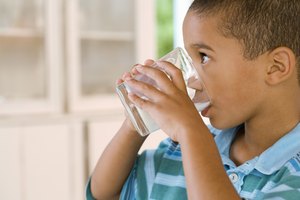 La leche dejada fuera demasiado tiempo puede contribuir a una enfermedad causada por alimentos.