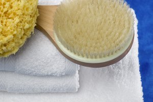 Cepillar la piel puede ayudar a desintoxicar la celulitis.