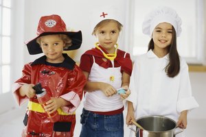 Los disfraces permiten que un niño se meta en el personaje durante los juegos de simulación.
