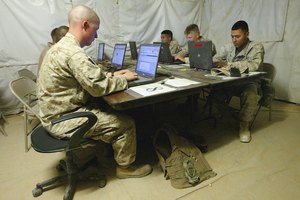 Los soldados de la infantería de marina utilizan su tiempo libre para comunicarse con amigos y familia.
