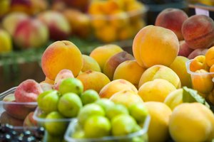 Los jugos pueden ayudarte a completar tu ingesta de fruta, pero comer más frutas enteras debe ser tu objetivo principal.