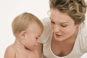 Pasar un momento agradable leyendo un libro puede fortalecer una unión entre un padre y un niño pequeño.