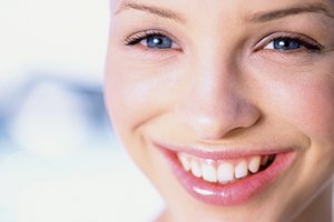 La saliva se secreta dentro de la cavidad oral.