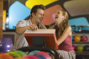 En vez de ir al cine, invierte tu salida nocturna en los bolos.