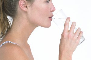 Bebe tanta agua como sea posible para mantener tu cuerpo hidratado.