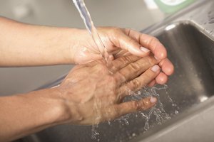 Utiliza agua fría o tibia para lavar tus manos para ayudar a evitar que se pongan secas.