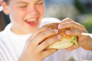 El consumo incrementado de la comida rápida es parcialmente el culpable de las tasas de obesidad incrementadas en los niños.