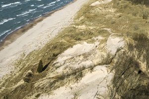 Las olas rompen a lo largo de la costa de Lake Michigan.