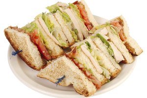 El salmón ahumado, galletas integrales, mostaza Dijon y alcaparras añaden un toque de elegancia a tu comida.