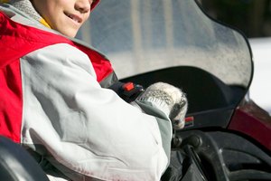 Los niños deben conducir motos de nieve de un tamaño adecuado a la fuerza de su cuerpo.