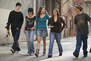 El sarcasmo provoca risas cuando los adolescentes salen juntos.