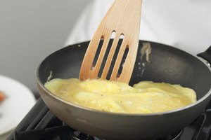 Imagen de un omelette dentro de una sartén