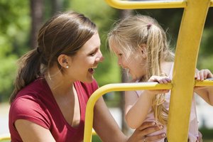 Acércate al niño para poder ayudarlo.