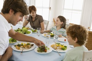Alimenta a tus hijos con las porciones correctas para asegurarte de que se terminan la comida en sus platos.